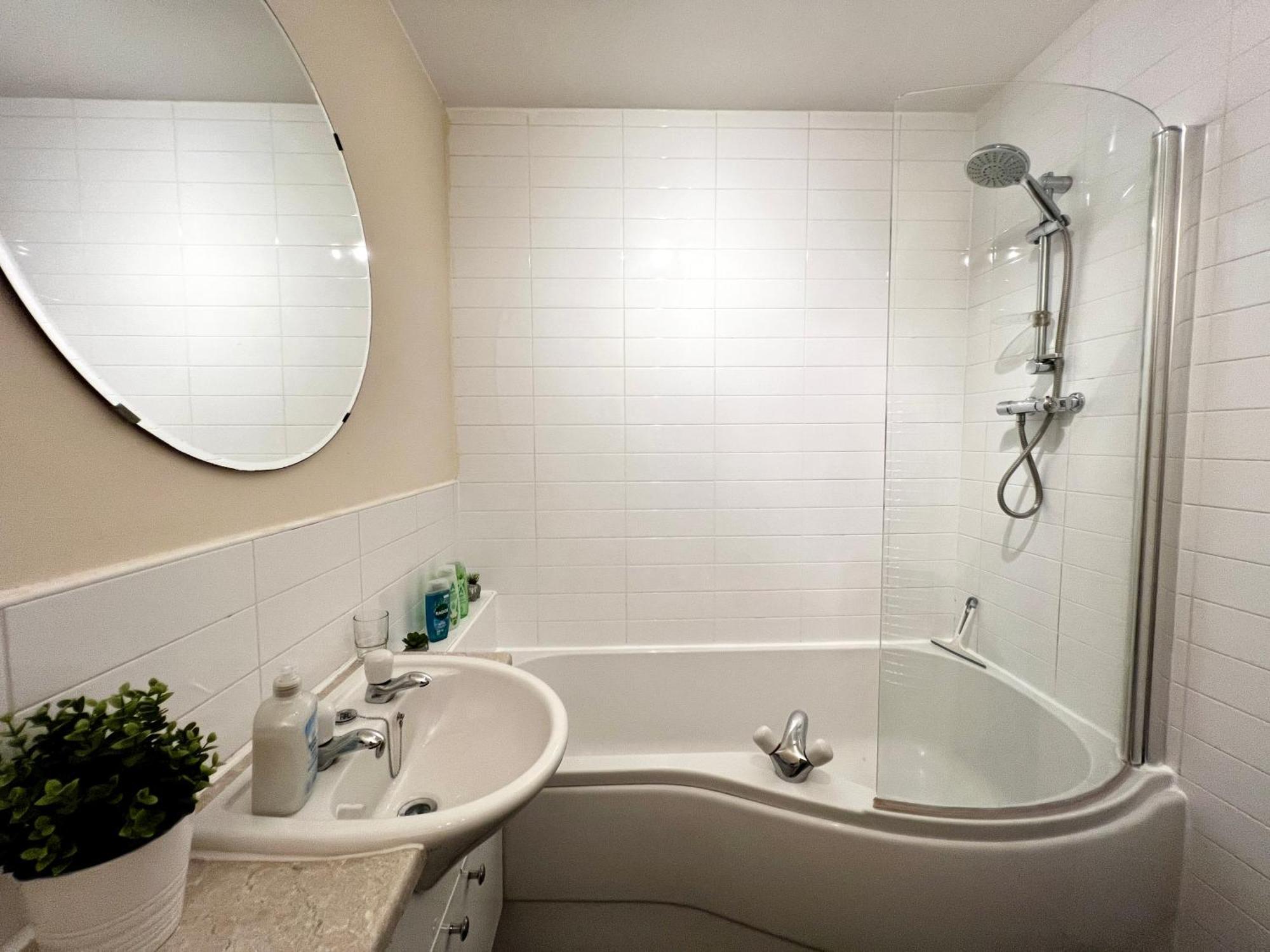 Apartamento Stylish Modern Flat With Juliet Balcony & Parking Glasgow Exterior foto
