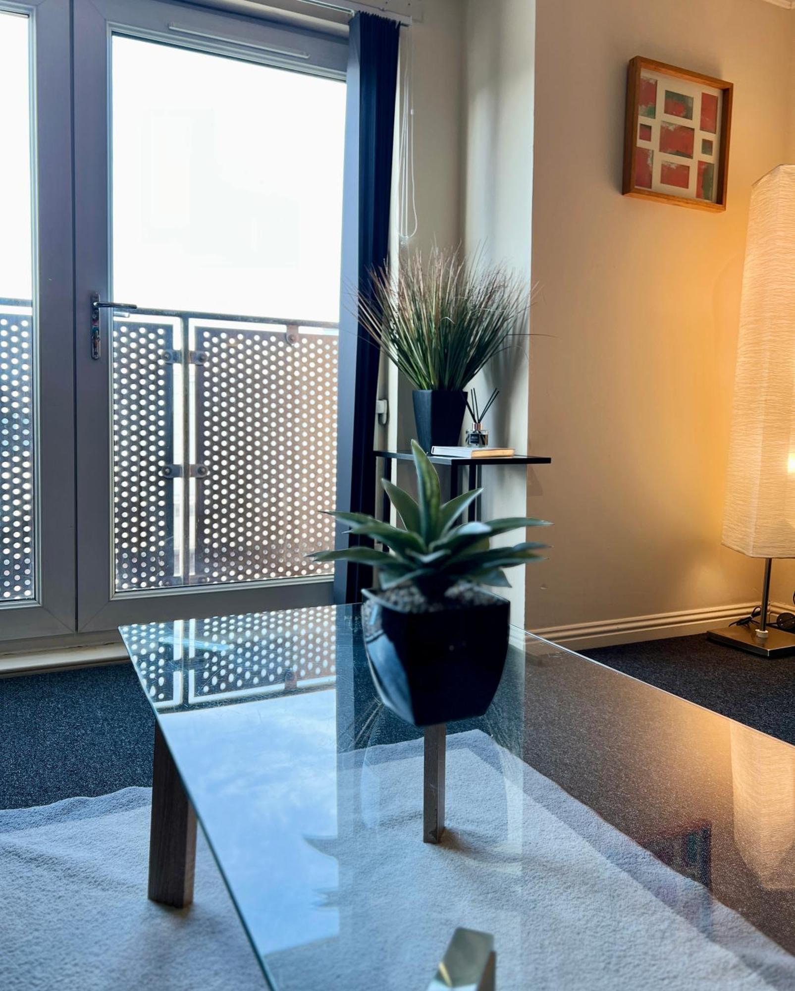 Apartamento Stylish Modern Flat With Juliet Balcony & Parking Glasgow Exterior foto