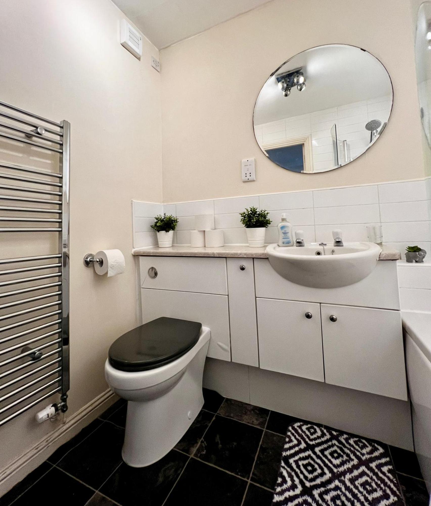 Apartamento Stylish Modern Flat With Juliet Balcony & Parking Glasgow Exterior foto